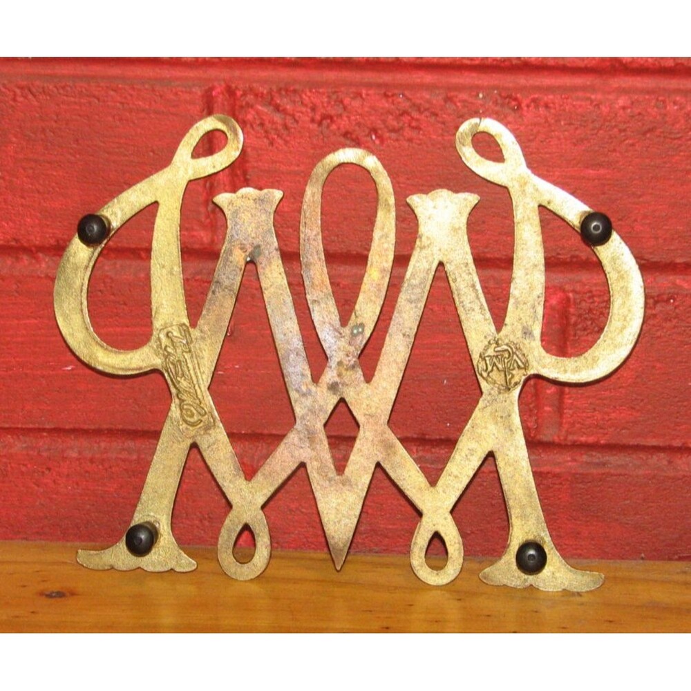 Vintage 1950 Virginia Metalcrafters William and Mary Brass Trivet - Picture 3 of 3